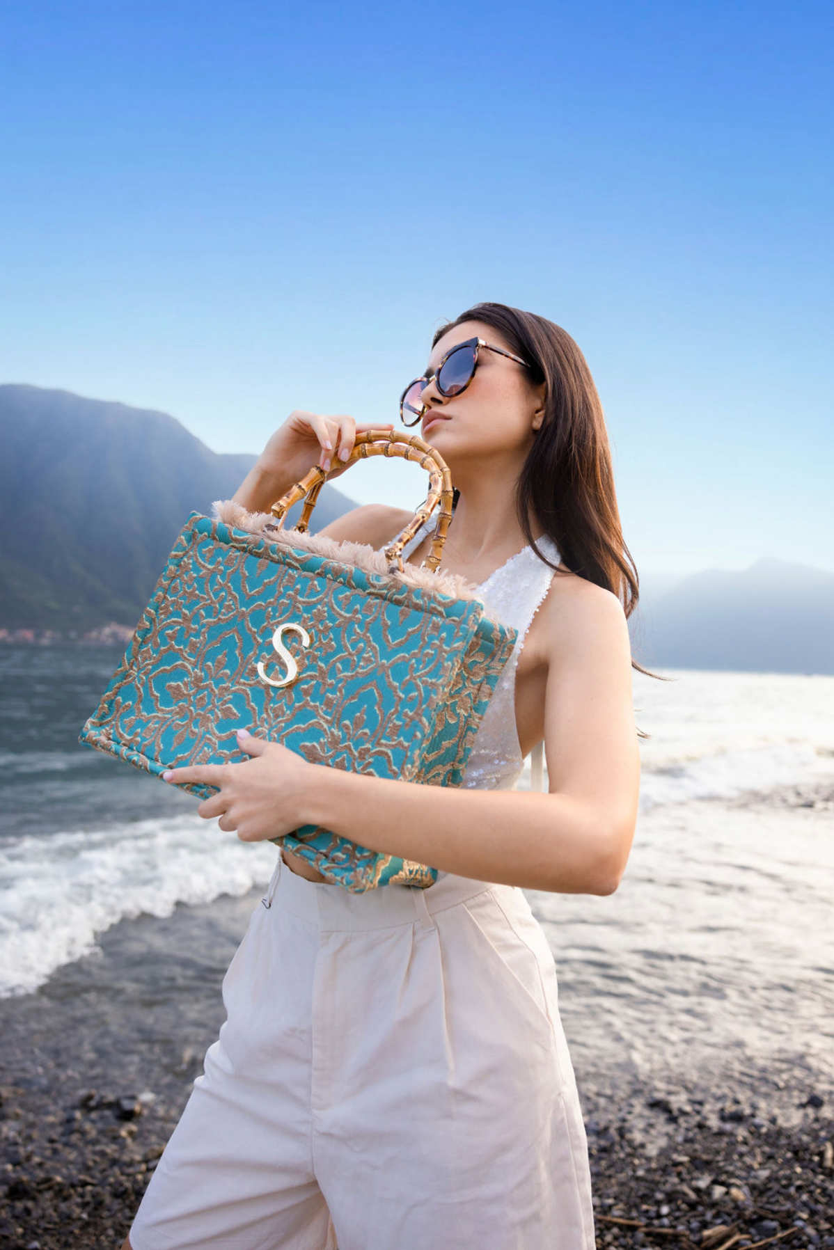 sac cabas Sorena en velours et bambou bleu vendu chez Crazy boutique